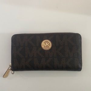 Michael Kors Zip Around Wallet